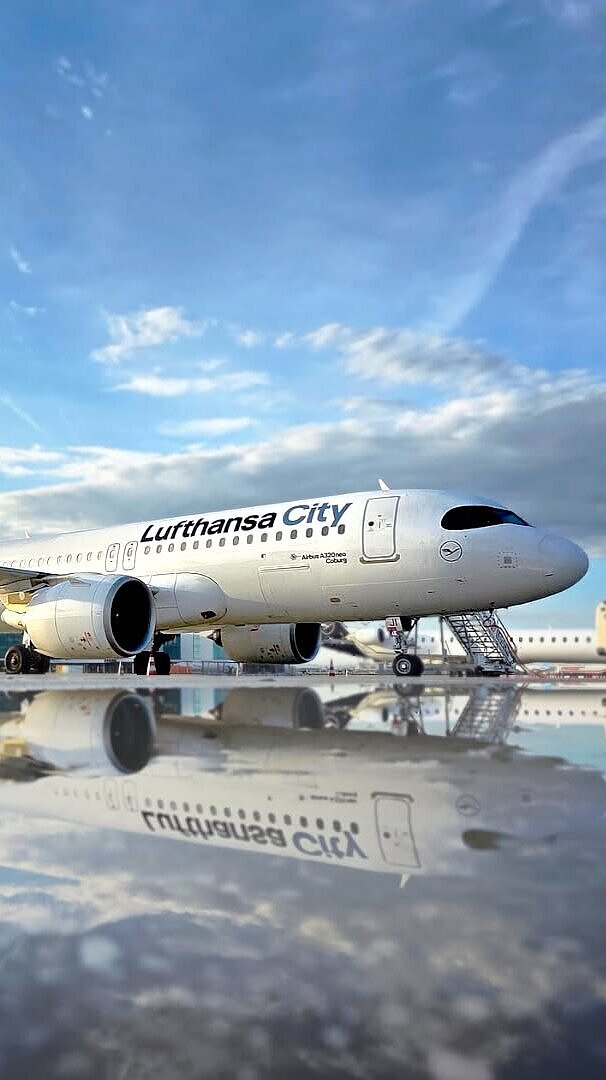 Ein Flugzeug mit Lufthansa City Lackierung vom Typ Airbus A320neo auf dem Vorfeld